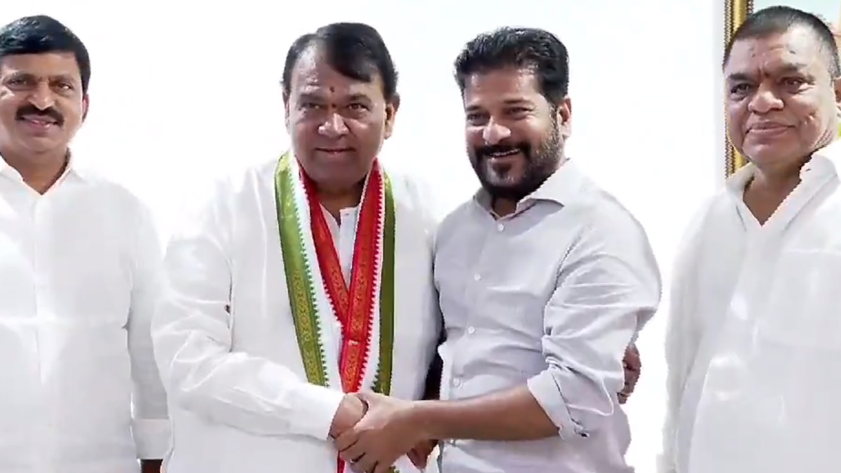 Pocharam Srinivas Reddy Joins Congress: కేసీఆర్‌కు షాకిస్తూ కాంగ్రెస్ కండువా కప్పుకున్న బాన్సువాడ ఎమ్మెల్యే పోచారం శ్రీనివాస్ రెడ్డి, వీడియో ఇదిగో..