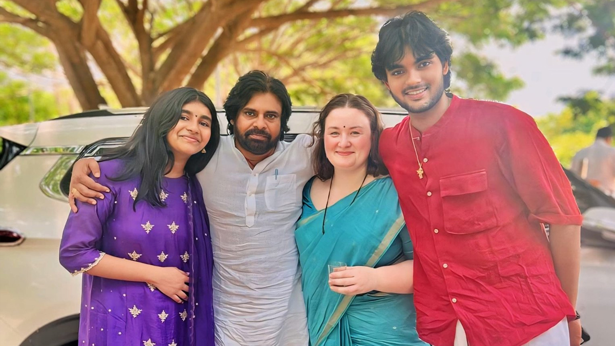 Pawan Kalyan Family Pic: ట్రెడిష‌న్ లుక్ లో ప‌వ‌న్ క‌ల్యాణ్ ఫ్యామిలీ ఫోటో, అన్నా లెజోనోవాను హ‌త్తుకొని ఫోటో దిగిన ప‌వ‌న్ కుమార్తె ఆద్య‌