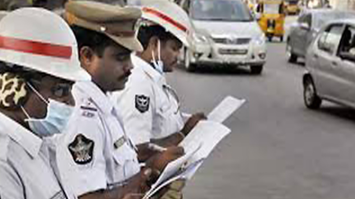 Wrong Route Driving 3 Years Jail: హైదరాబాద్ లో పెరుగుతున్న రాంగ్‌ రూట్‌ రోడ్డు ప్రమాదాలు.. ప్రమాదాల కట్టడికి కీలక నిర్ణయం తీసుకున్న సైబరాబాద్ పోలీసులు.. రాంగ్‌ రూట్‌ లో వెళ్తే మూడేండ్ల వరకూ జైలు