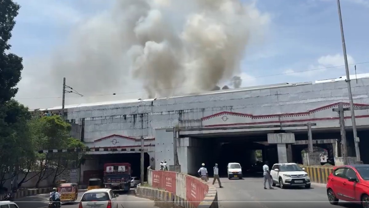 Train Fire in Secunderabad Railway Station: సికింద్రాబాద్ రైల్వే స్టేషన్ వద్ద రైలులో అగ్ని ప్రమాదం, ఒక్కసారిగా ఎగసిన మంటలు, వీడియో ఇదిగో..