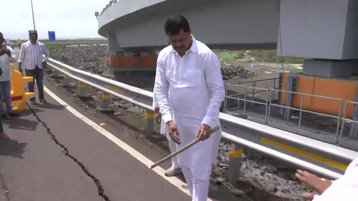 Cracks Develop on Atal Setu: ముంబై అటల్ సేతు బ్రిడ్జికి పగుళ్లు,ఇది మోదీ సర్కారు అవినీతికి నిదర్శనమంటూ వీడియో షేర్ చేసిన కాంగ్రెస్